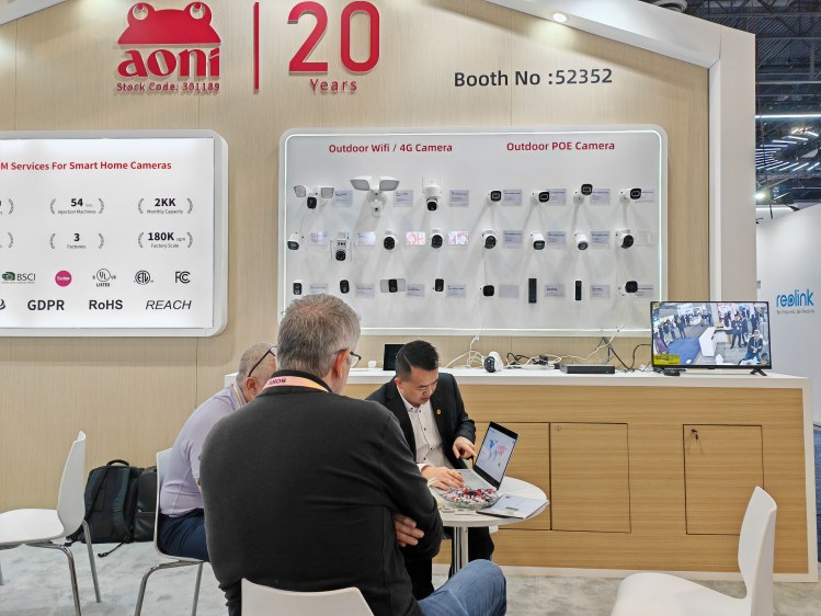 1705402352317271.jpg CES2024奥尼与客户沟通.jpg