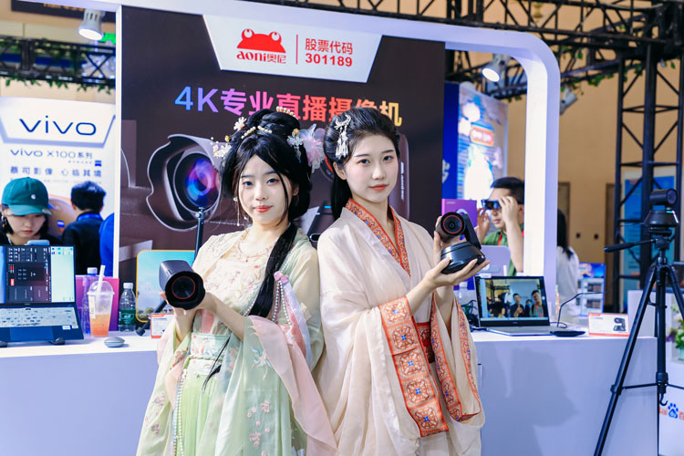 1715839542406973.jpg 奥尼NX5E-NX8模特合影-05.jpg