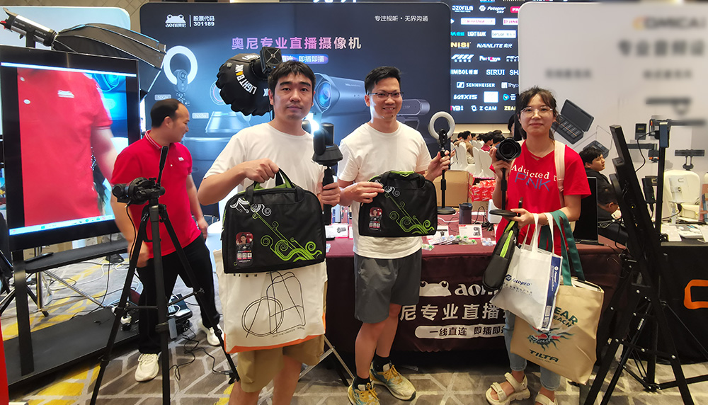 1721025352545923.jpg 奥尼直播摄像机客户体验获奖合影07.jpg
