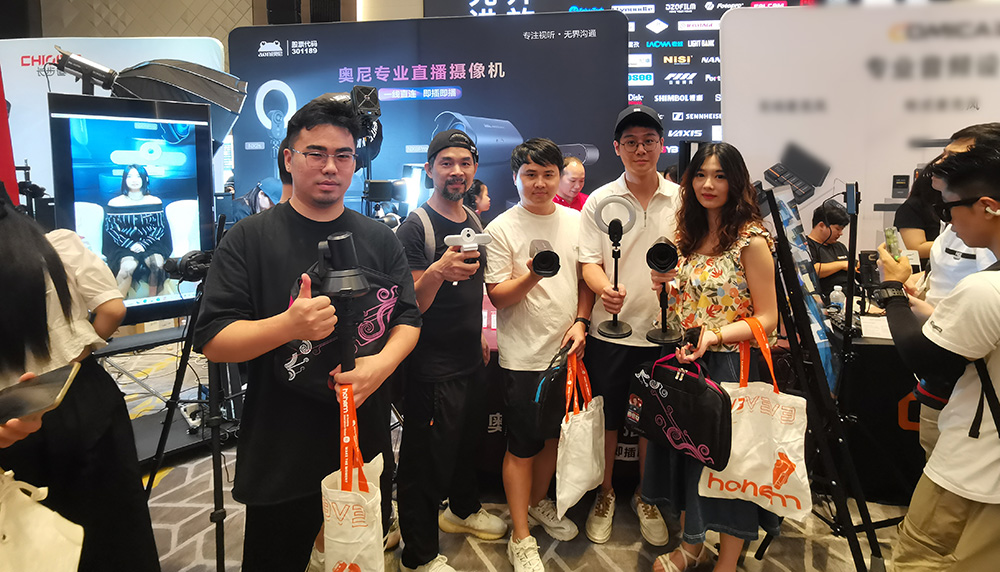 1721025376879784.jpg 奥尼直播摄像机客户体验获奖合影08.jpg